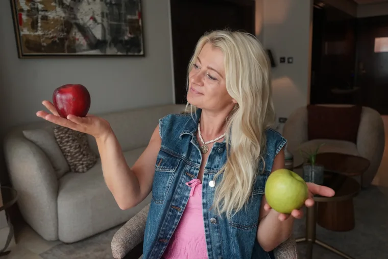 Kat illustrating a comparison with two apples